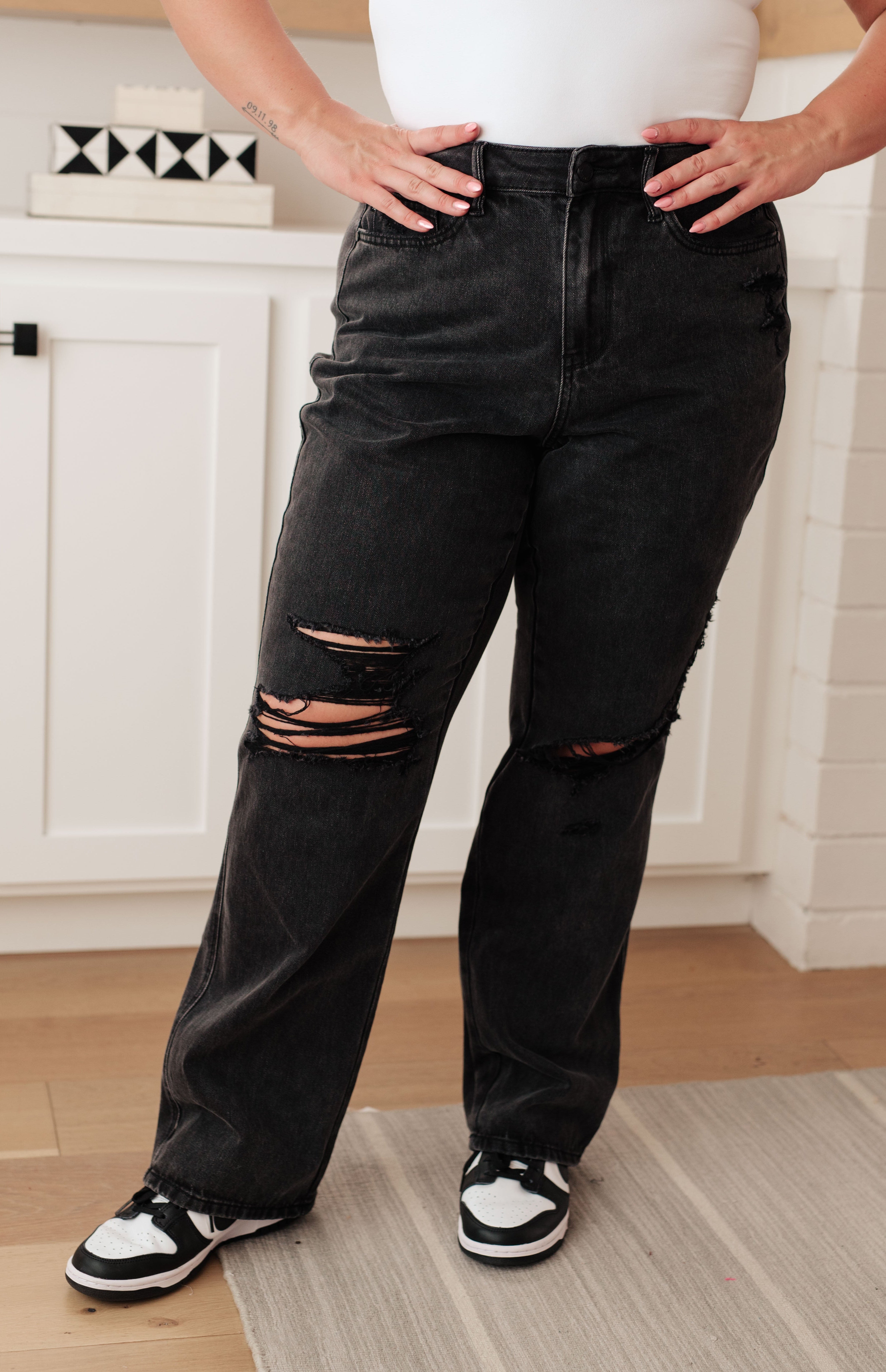 Judy Blue Plus Size Susannah High Rise Rigid Magic 90's Distressed Straight Jeans in Black Cute Hues