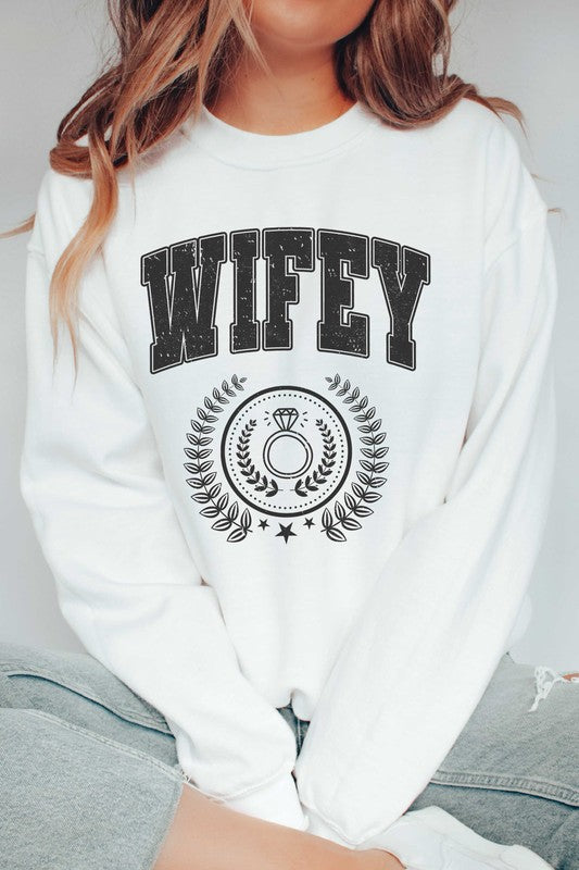 PLUS SIZE - WIFEY WREATH Graphic Sweatshirt BLUME AND CO.