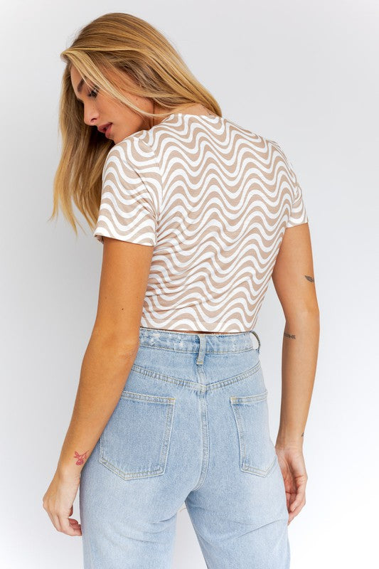 Short Sleeve Front Criss Cross Print Knit Top LE LIS