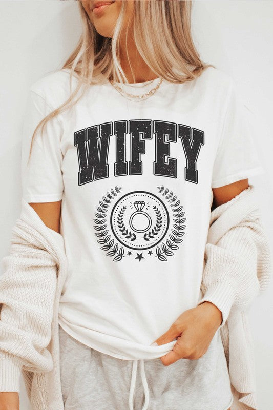 PLUS SIZE - WIFEY WREATH Graphic T-Shirt BLUME AND CO.