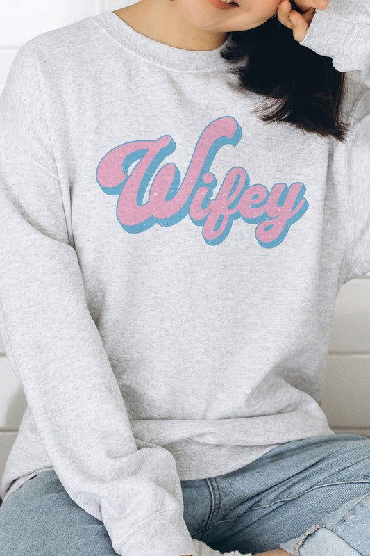 PLUS SIZE - WIFEY Graphic Sweatshirt BLUME AND CO.