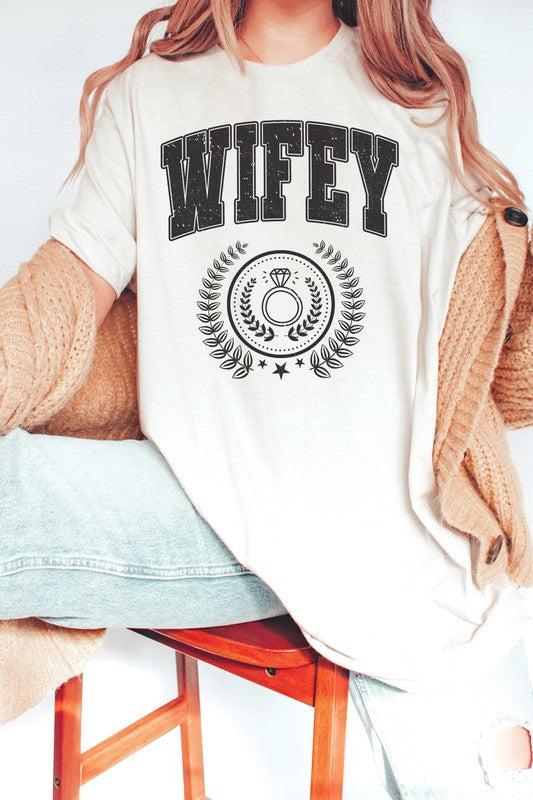 PLUS SIZE - WIFEY WREATH Graphic T-Shirt BLUME AND CO.