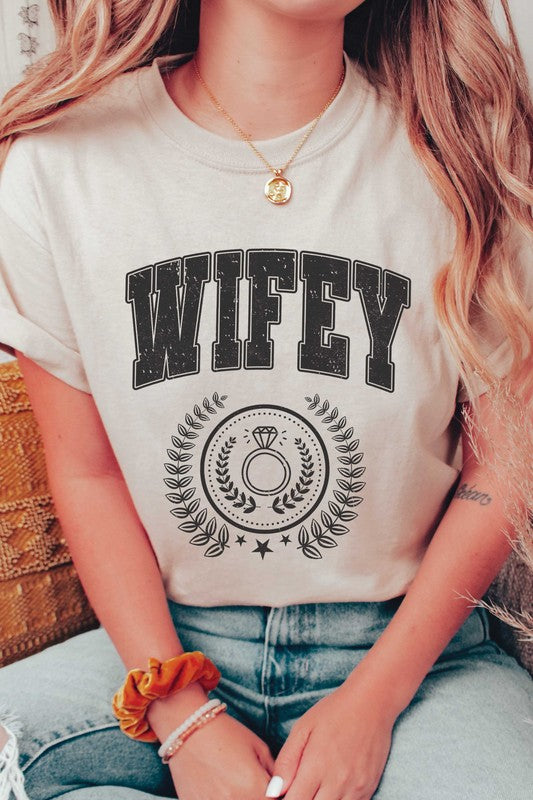 PLUS SIZE - WIFEY WREATH Graphic T-Shirt BLUME AND CO.