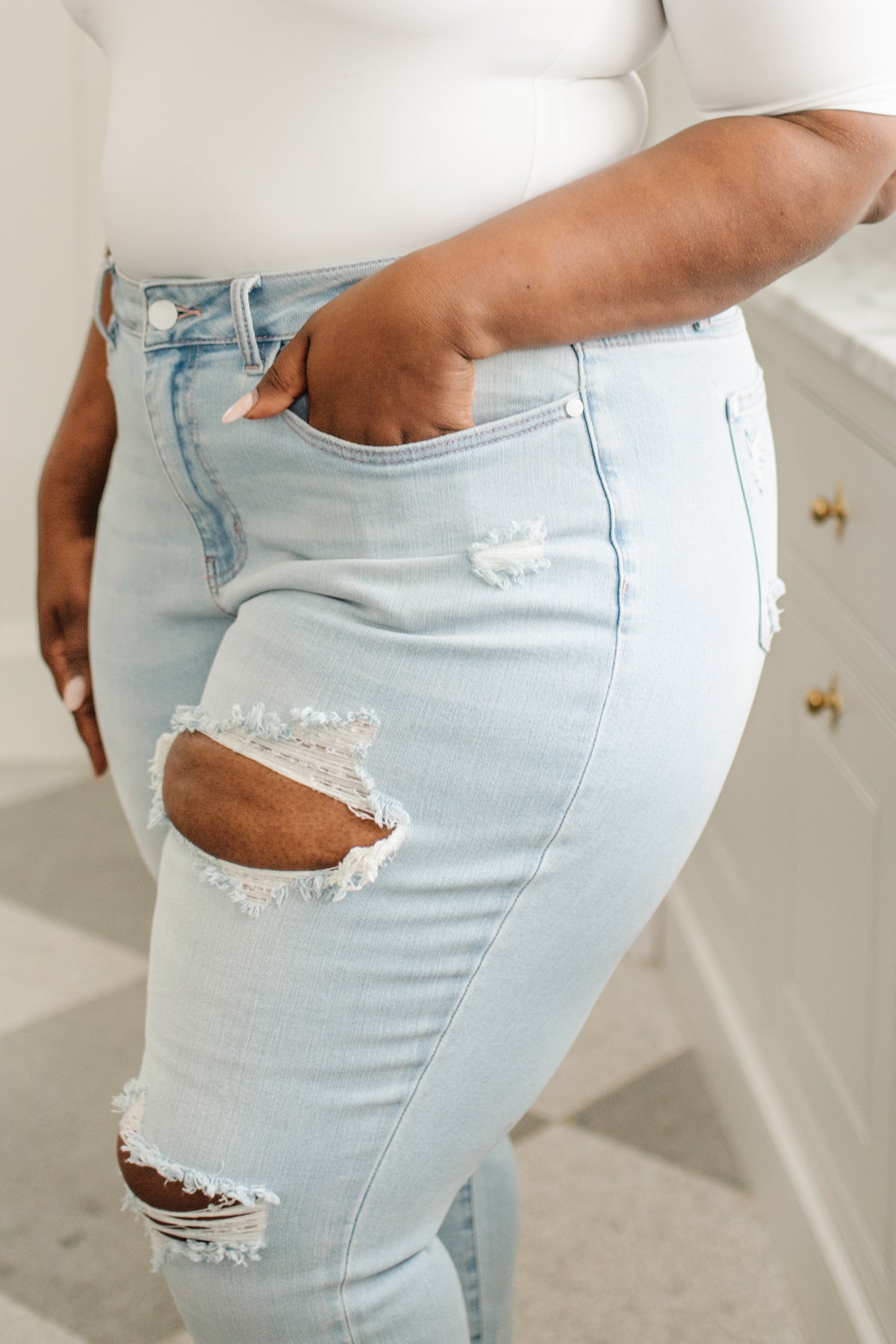 Super Light Destroyed Boyfriend Jeans Ave Shops